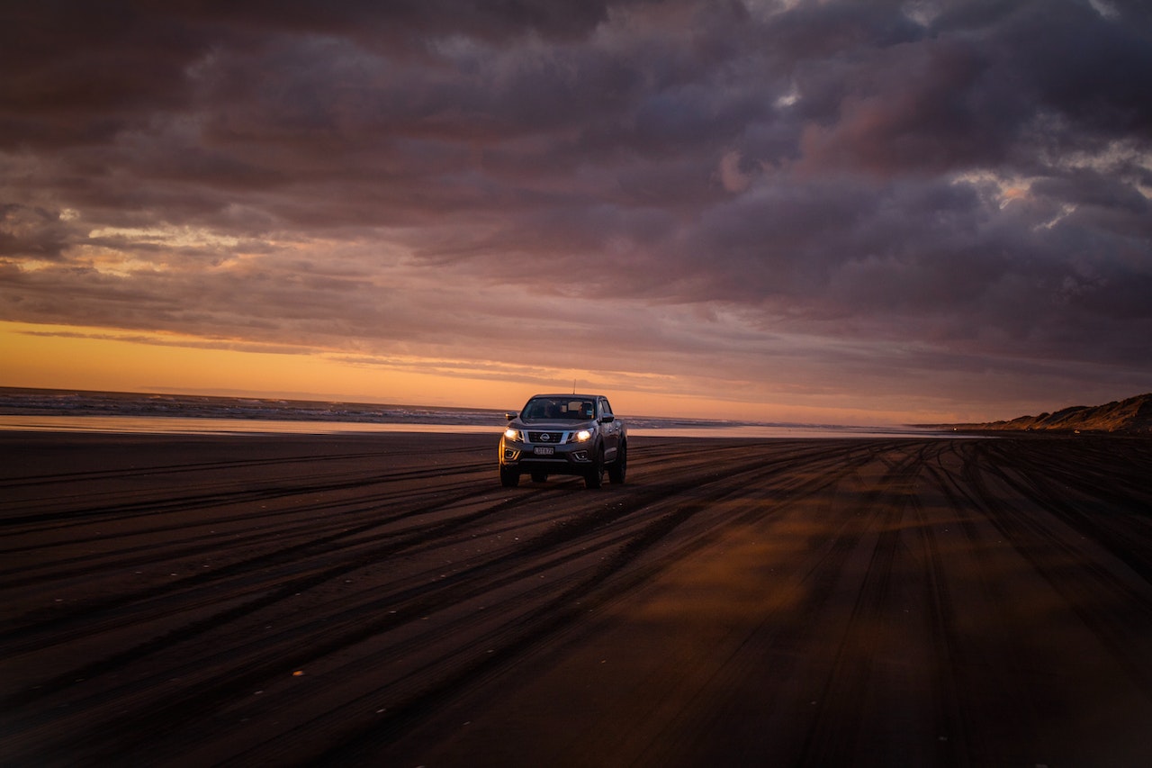The benefits of using a polarizing filter | Car in the beach